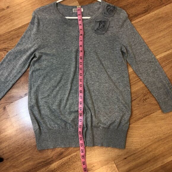 Old Navy Size Medium gray scoop neck cardigan with flower accents at left neck - Picture 11 of 13